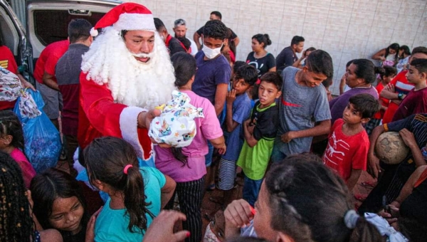 Presidente do PT do Acre vira Papai Noel e distribui brinquedos para crianças